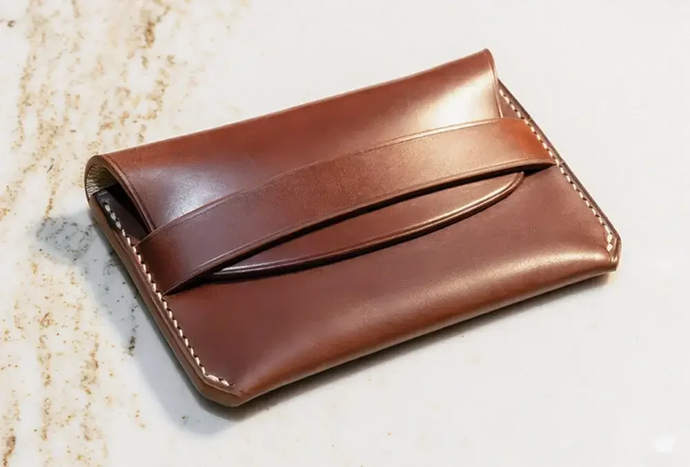 Porte-cartes Enveloppe. Siena Shell Cordovan leather.